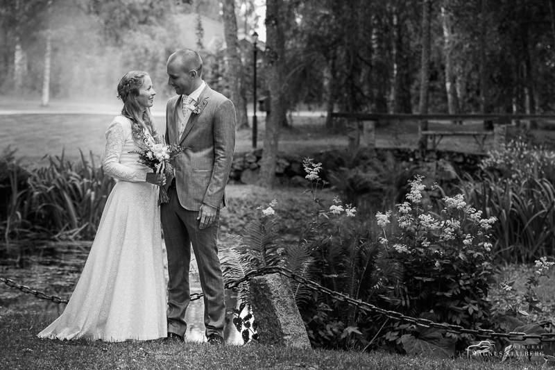 Brudpar vid Rankhyttans herrgård. Fotograf Magnus Stålberg