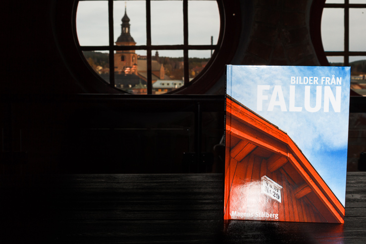 Omslaget på boken Bilder från Falun med Kristine kyrka i bakgrunden.