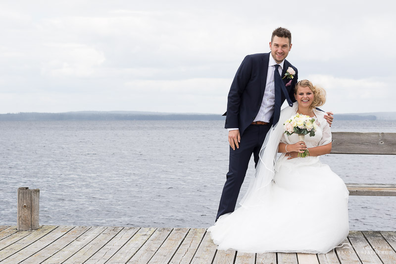 Brudpar på bryggan i Tällberg med Siljan i bakgrunden.
