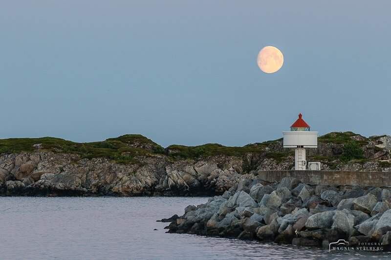 Måne över en liten fyr i Lofoten. Foto Magnus Stålberg