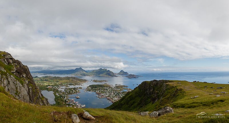 Vy över Ballstad i Lofoten. Foto Magnus Stålberg.