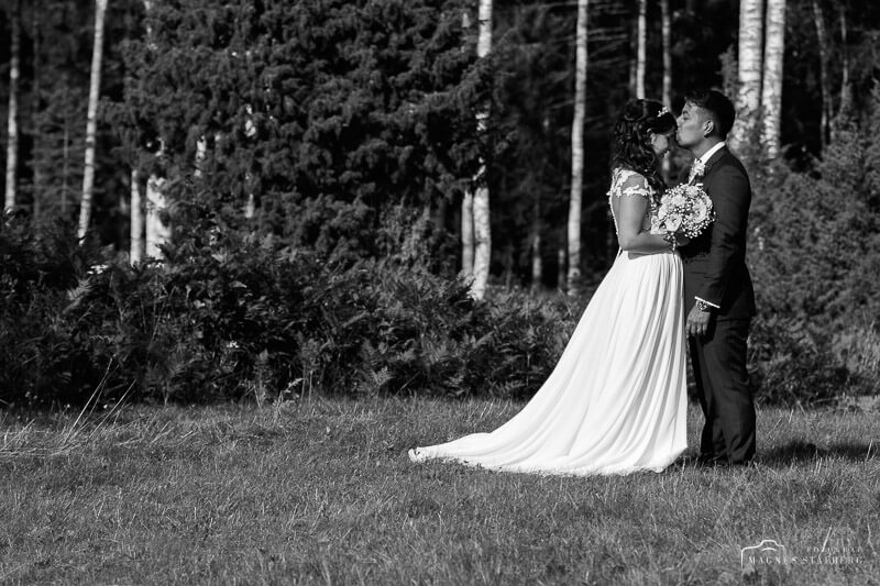 Brudpar i Tibble efter bröllopet. Foto Magnus Stålberg