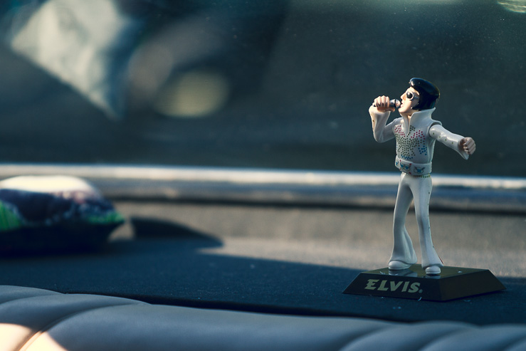 Elvis underhåller i baksätet på en bil.