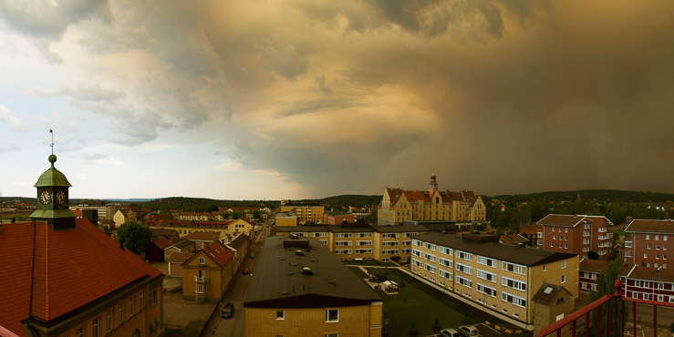 Brandröken från Västmanland når Falun. Fotograf Magnus Stålberg.