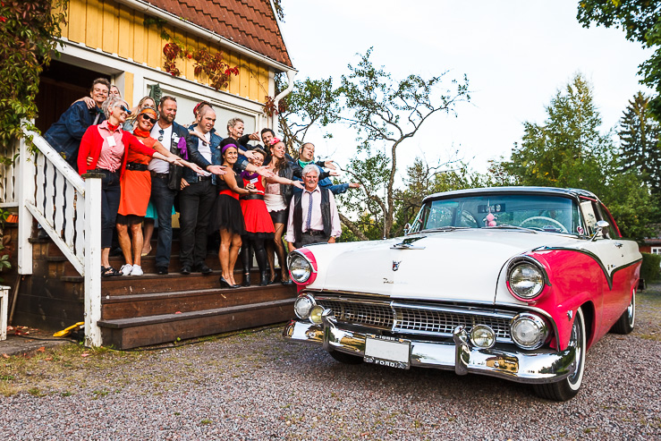 Folket hyllar en Ford Fairlane 1995 i Falun. Foto av Magnus Stålberg.