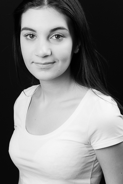 Halvbildsporträtt av Lina Leandersson.