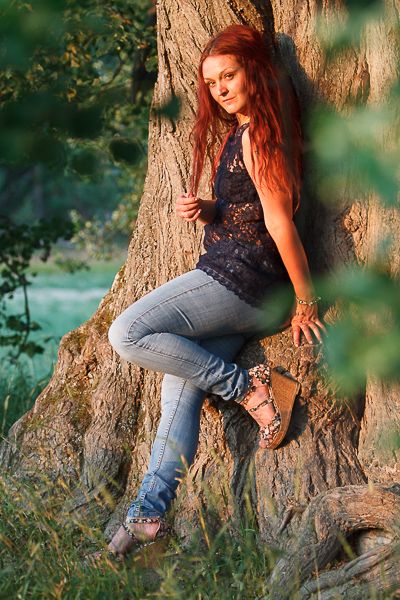 Michaela vid en ek. Fotograf Magnus Stålberg.