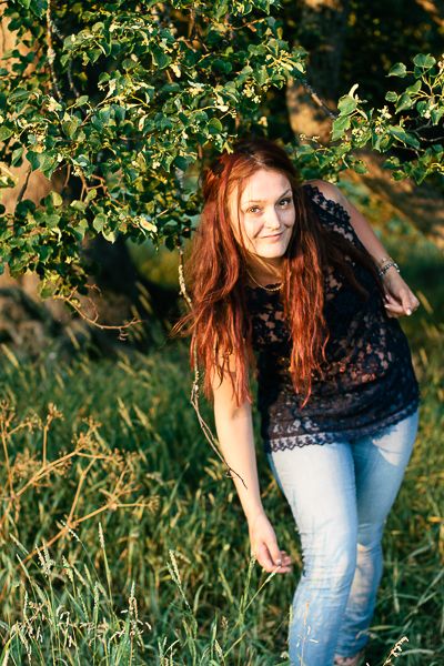 Michaela kommer ut ur skogen och säger tittut. Fotograf Magnus Stålberg.