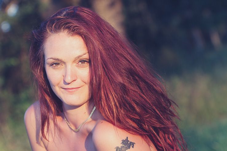 Michaela med tatuering. Fotograf Magnus Stålberg.