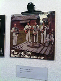 Bertil Dahlins hade fått med en LP i utställningarn Katastrofala omslag på Fotomässan 2011.