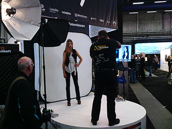 Mark Cleghorn visar ljussättning på Fotomässan 2011.