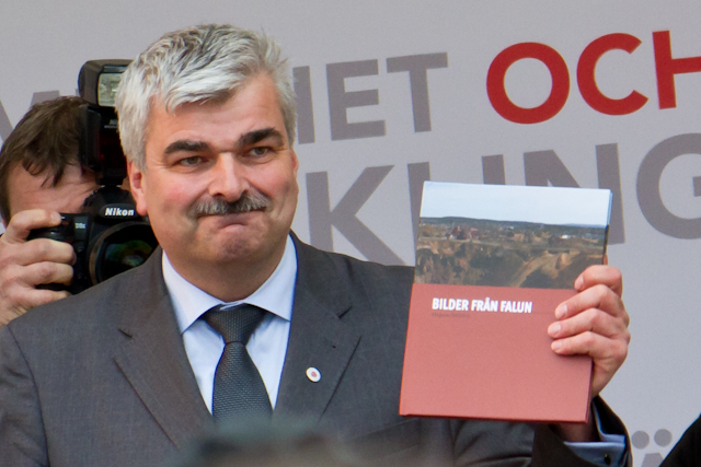 Håkan Juholt visar boken Bilder från Falun av Magnus Stålberg