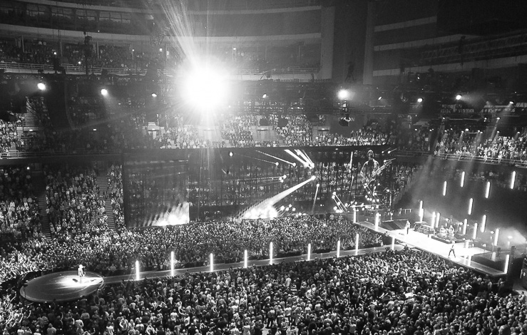 U2 inför ett fullsatt Globen den 21 september 2015.
